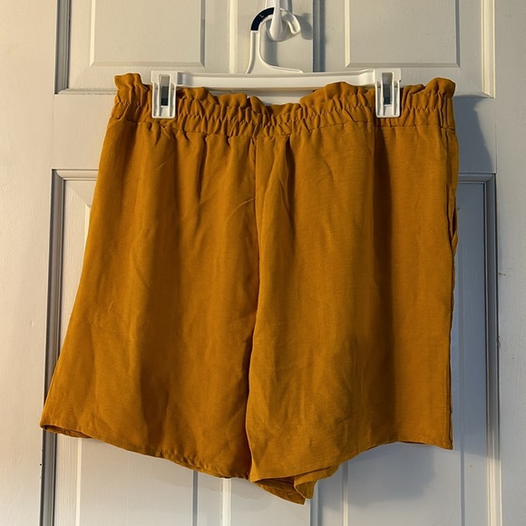 NWT retrology paperbag shorts. - Picture 2 of 2